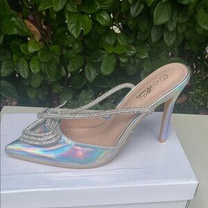 Mata Shoes Silver Stiletto Heels size 7.5